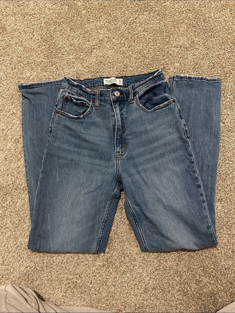 A&F 90s Slim Straight ultra high rise in Medium Blue
